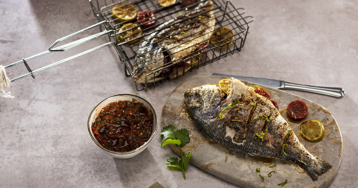 Dorade met smokey BBQkruiden, chorizo & paprikasalsa Visrecepten.nl